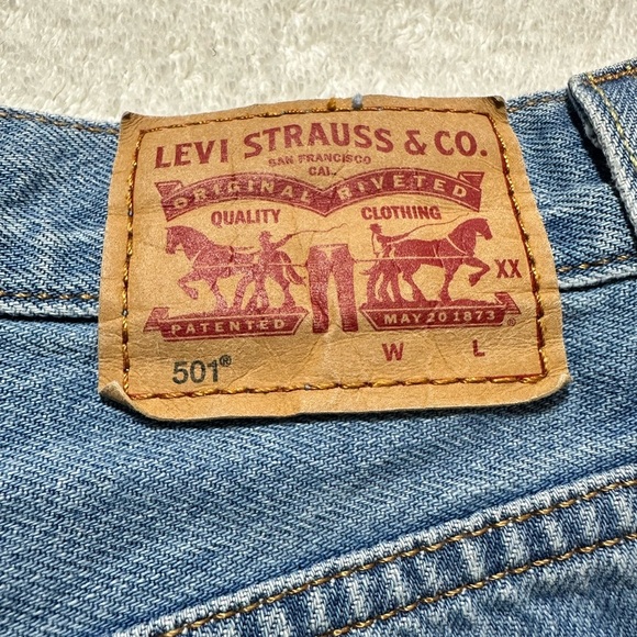 Women’s Levi's 501 Light Blue Wash Distressed Denim Cutoff Jean Shorts size 30 - Picture 7 of 9